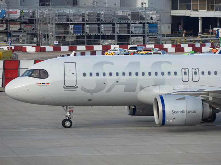 Пожар в самолете, который отправил 8 человек в больницу, показывает, почему авиакомпании так серьезно относятся к безопасности аккумуляторов.