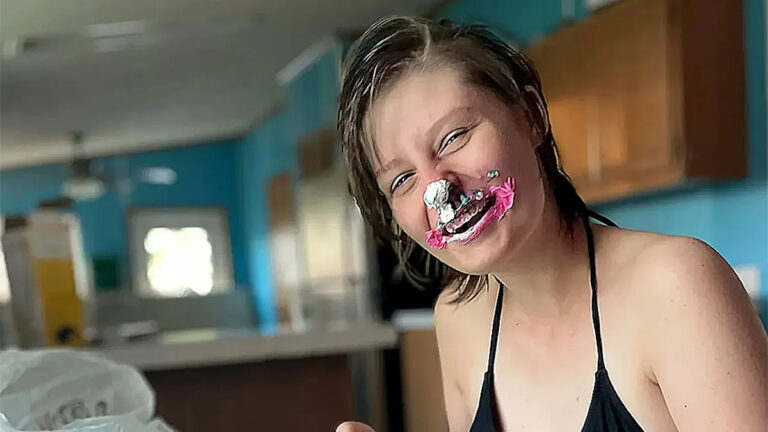 Мама хвалит Хауса за принятие ключевого иммиграционного законопроекта, Башес Крокетт за увольнение дочери