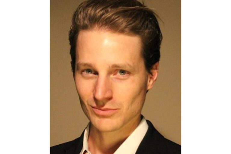 Актёр Эрнест Хайнц, который появился на «Сопрано», был обвинен через 3 месяца после инцидента со стрельбой в дорожно-транспортном происшествии, 31 графа