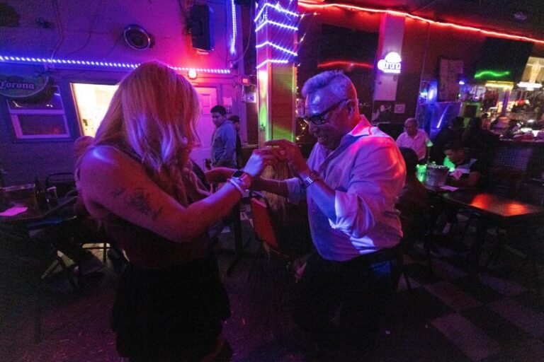 Серебряная Пластырь — старейший бар ЛГБТК+ в Лос-Анджелесе. Сможет ли он выжить после выселения?