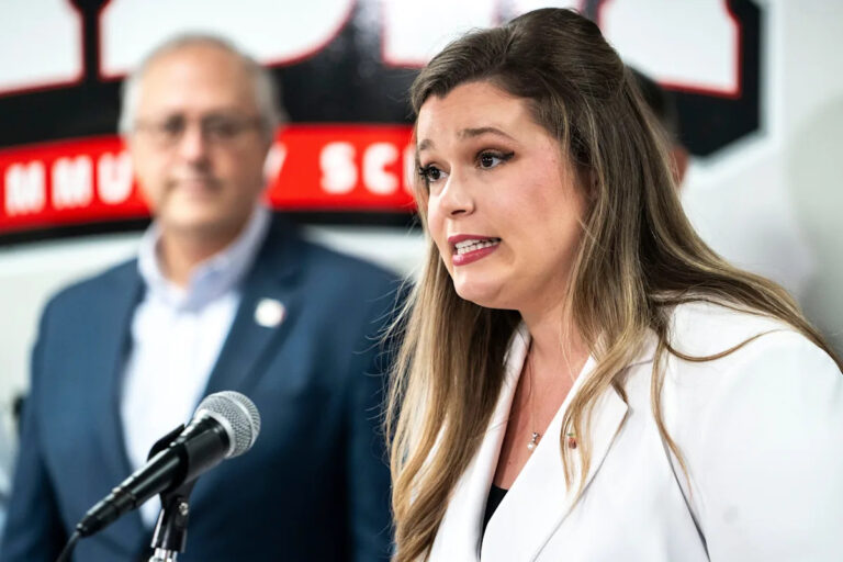 35 школ Айовы занимают нижние 5%, в том числе 12 в Де-Мойне, говорится в школьных отчетах.