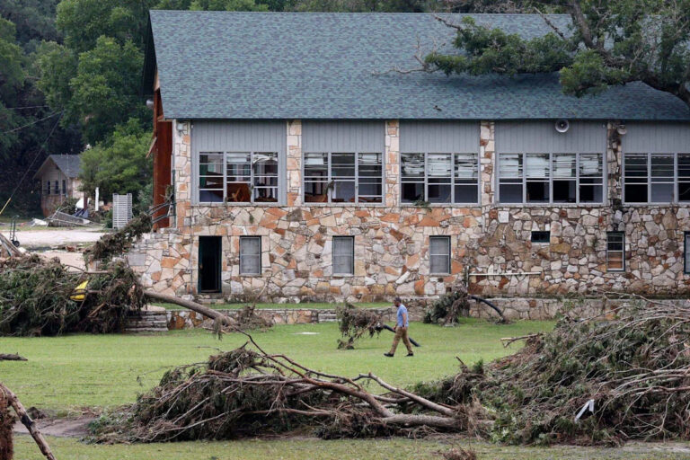 Родители 15 девочек, погибших в Техасе в результате наводнения, подали в суд на Camp Mystic в четырех судебных процессах