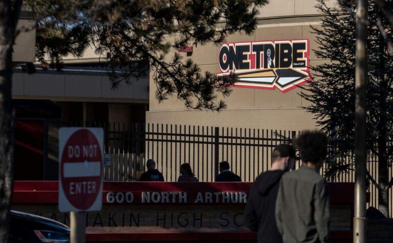 Студент с оружием, манифестом и картой школы Три-Сити обвиняется в покушении на убийство