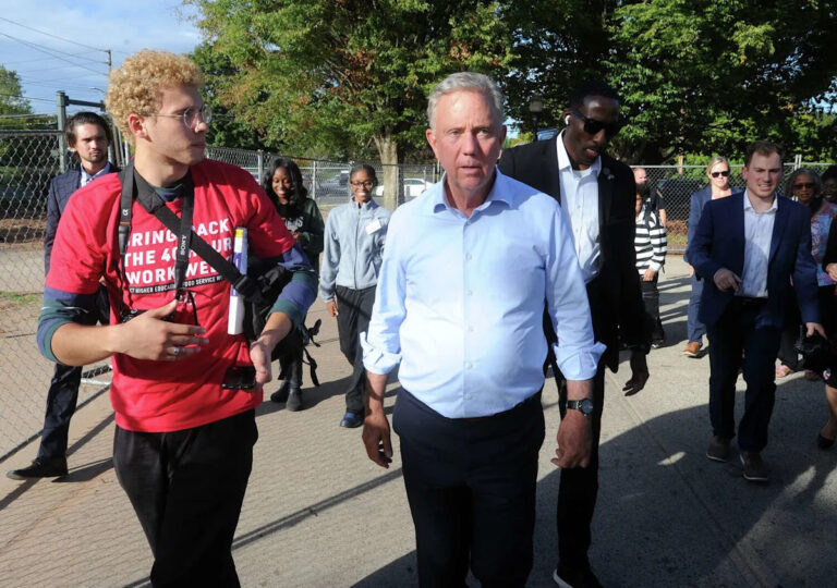 Опрос: 54% жителей КТ одобряют работу Ламонта, но только 43% выступают за третий срок