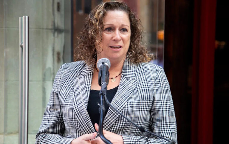 Наследница Диснея присоединяется к печально известной группе с новой смелой миссией: «[Сделай так], чтобы они щурились на своих местах».