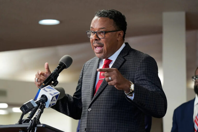 Обвинение было предъявлено преподобному Скоби, он намерен следить за «расовой динамикой»