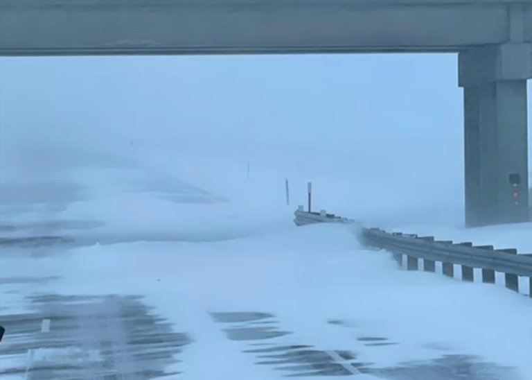 Наземная метель, сильный снег, поскольку зимний шторм проносится через Миннесоту во вторник