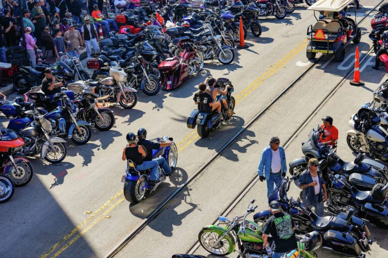 Велосипедисты упаковали Галвестон для крупнейшего ралли Lone Star за последние годы