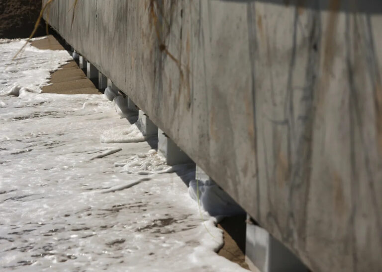 Пляж Баттуб открыт, несмотря на эрозию Кинг-Тайда, высокие волны