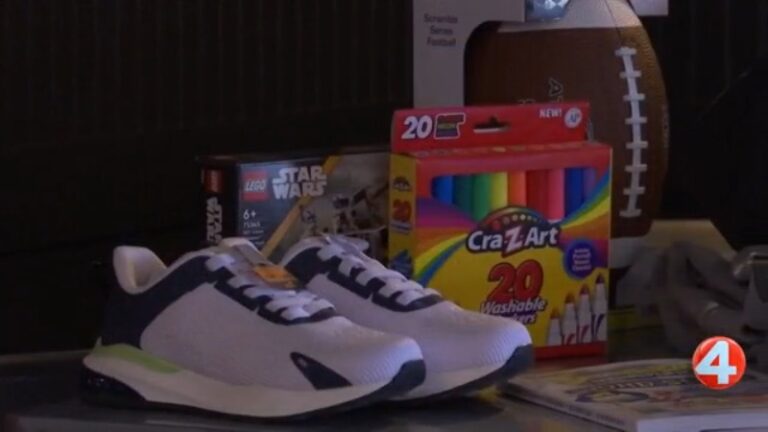 Местные некоммерческие организации, рестораны объединяются, чтобы воплотить в жизнь пожелания детей на праздники.