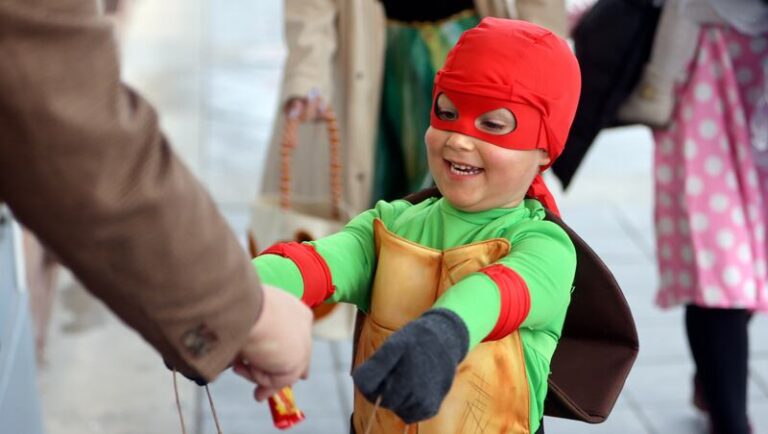 Перспектива: на Хэллоуин купите конфеты и включите свет на крыльце. Это ваша гражданская ответственность