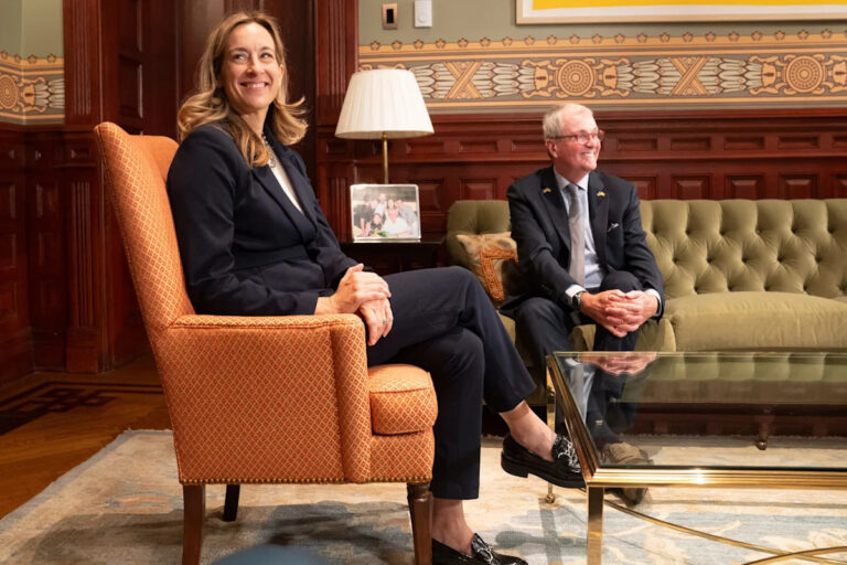 Губернатор Фил Мерфи встретился с избранным губернатором Мики Шерриллом и пообещал плавный переход