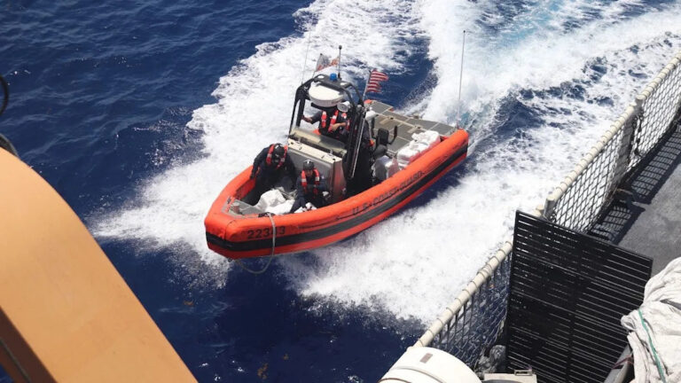 Снайпер вертолета береговой охраны вынимает двигатели на наркотической лодке в потрясающем эксклюзивном видео