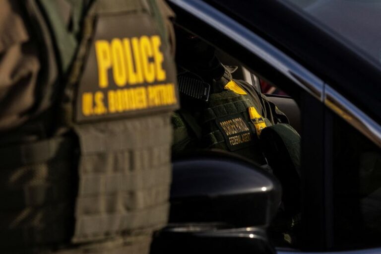 Судья США отвергает обвинения правительства в беспорядках и ограничивает применение силы федеральными агентами в Чикаго