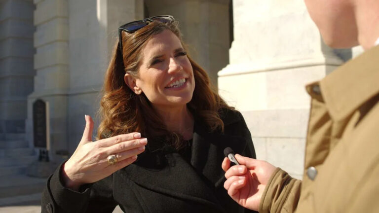 Нэнси Мэйс расследует плохое поведение в аэропорту, обвиняя трансгендеров