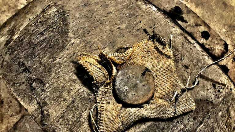 Археологи нашли редкий подвес под храмом, которого не должно было быть.