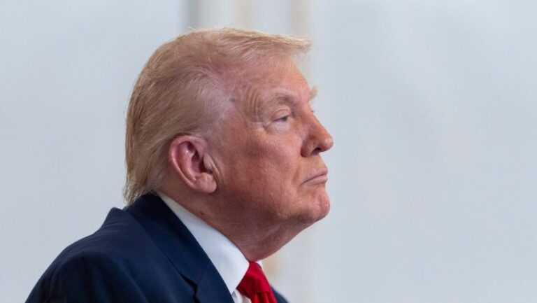 Рейтинг одобрения Трампа упал до нового минимума: опрос