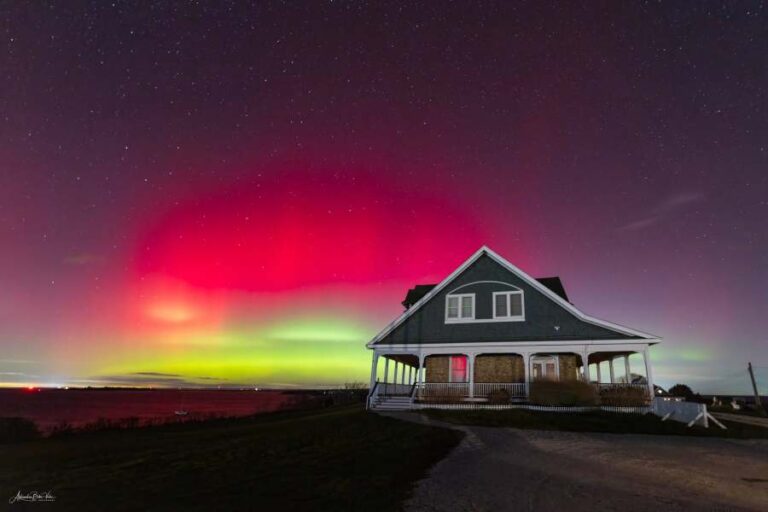 Северное сияние освещает небо в РИ, Массачусетс.