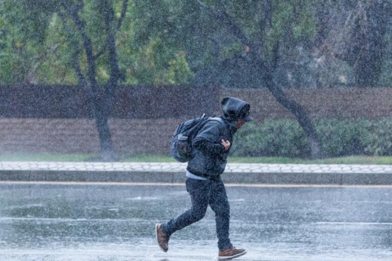 Прогноз дождя SoCal усиливается: возможны рекордные ливни, наводнения, селевые потоки
