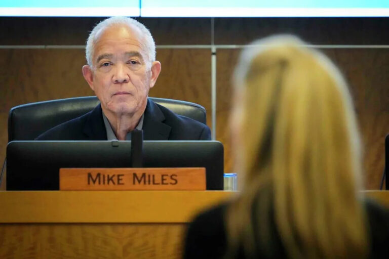 Мать HISD уволили после критики суперинтенданта Майка Майлза в вирусном видео в аэропорту Хьюстона