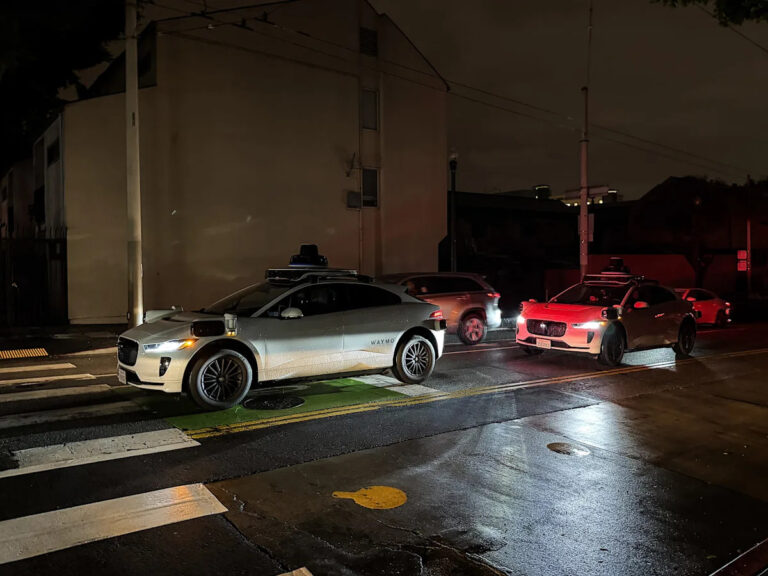 Видео показывают, как автомобили Waymo блокируют дороги во время отключения электроэнергии в Сан-Франциско