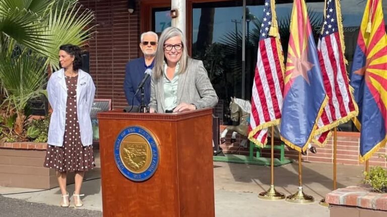 Законодатели Республиканской партии расследуют действия губернатора по потенциальной выплате зарплаты