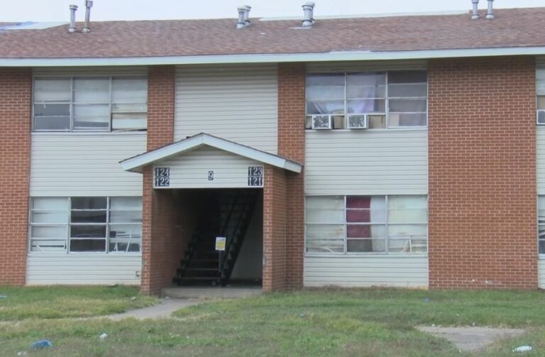 Десятки жителей садов Колледжа начинают процесс ваучера, когда город движется к осуждению.