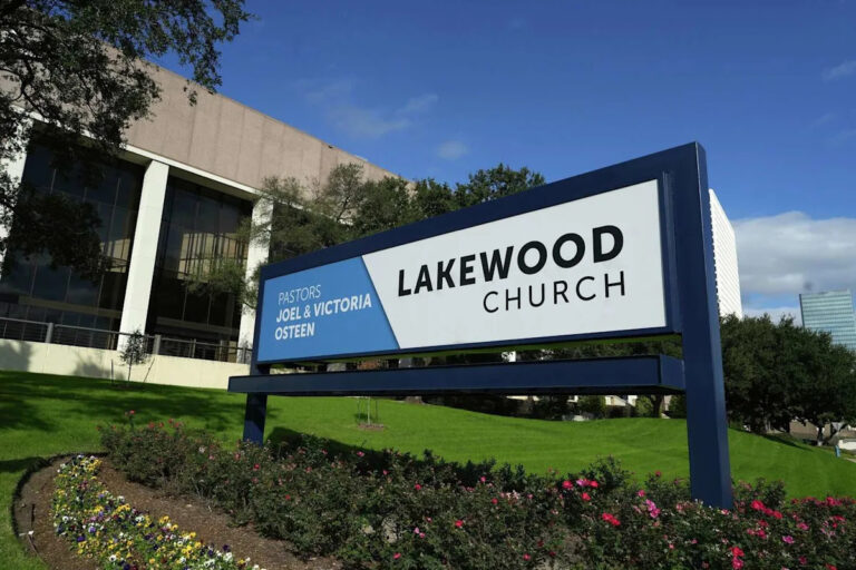 Женщина позвонила в Лейквуд Черч и попросила детскую смесь.