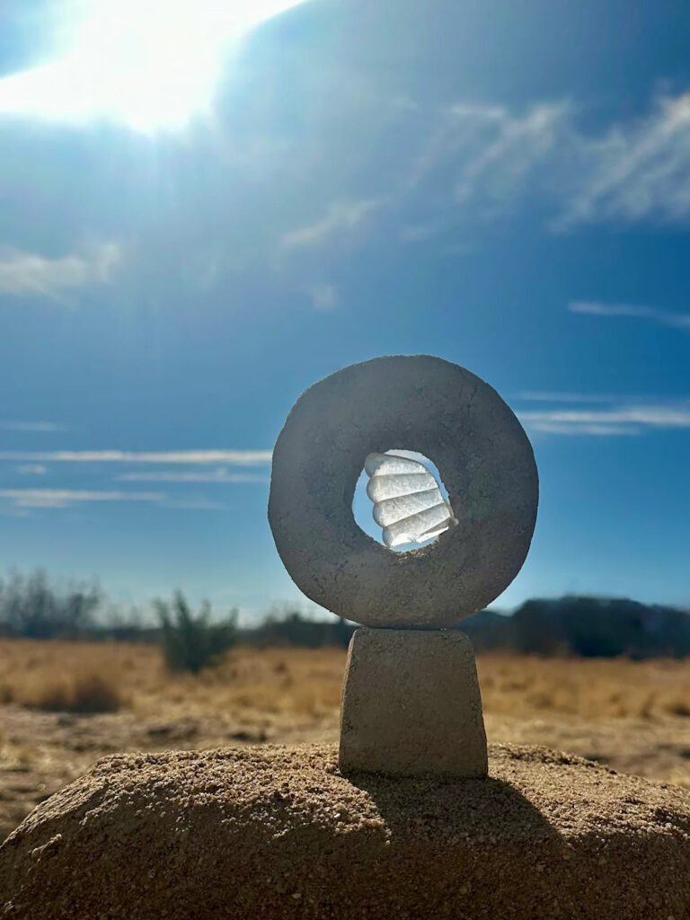 Не можете дождаться Desert X 2027? Посмотрите на выставку Дерева Джошуа на открытом воздухе.