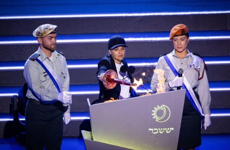 Бывшая заложница Эмили Дамари вспоминает момент, когда ее жизнь закончилась и началась