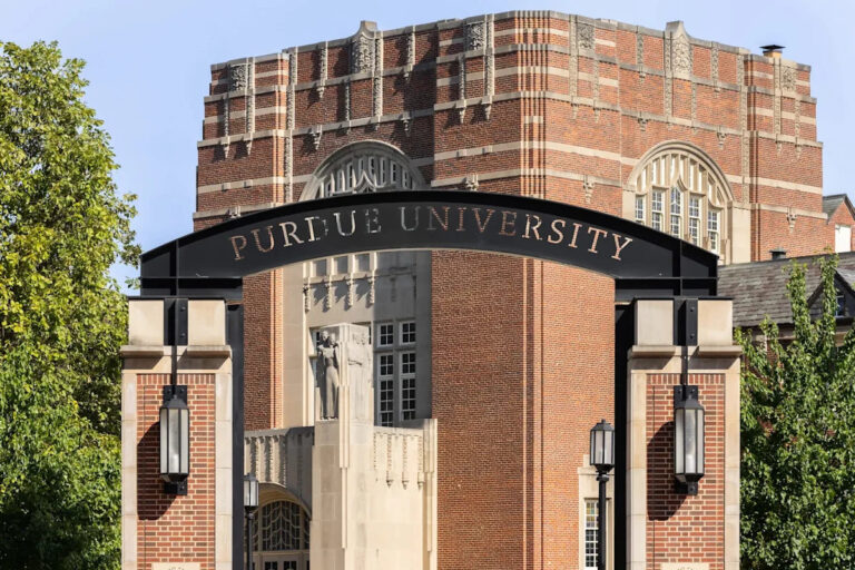 Университет Пердью объявляет о новом противоречивом требовании для всех студентов: «Ярлык для некомпетентных людей»