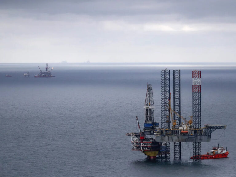 Украинские беспилотники в третий раз за считанные дни нанесли удар по российской нефтяной платформе в Каспийском море, сообщил источник в службе безопасности.