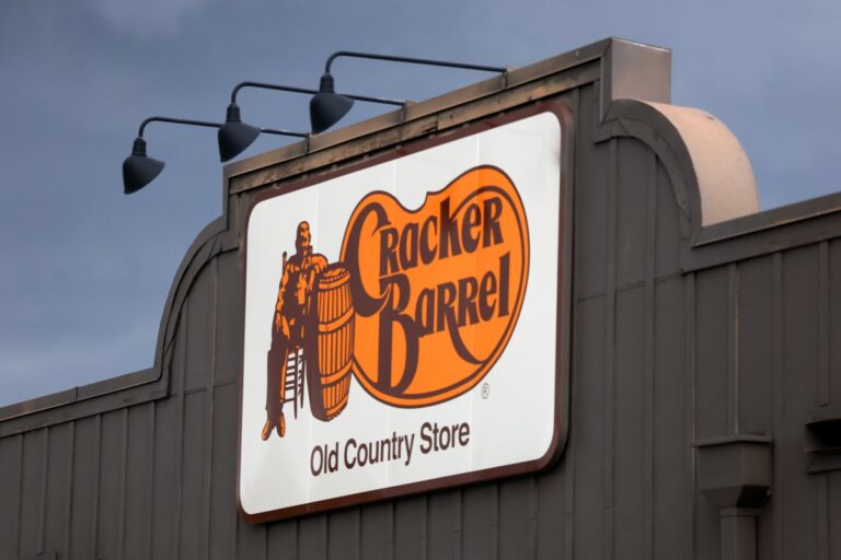 Cracker Barrel подавал печенье и мясной рулет в микроволновке перед скандалом с логотипом, говорят сотрудники.