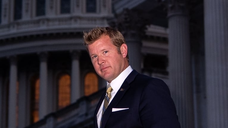 Сенатор MAGA потерял дар речи после того, как услышал слова члена кабинета Трампа