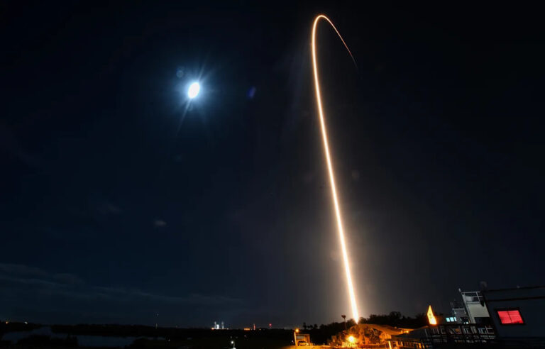 Огненный шар был замечен в небе Флориды, когда SpaceX пытается запустить ракету Falcon 9