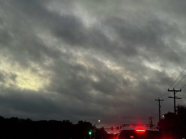 Холодный фронт, брелящий к Техасу, чтобы резко упасть температура, развить штормы