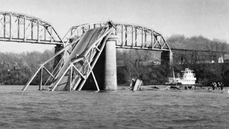 Губернатор Моррисси и WVDOH вспомнили о погибших во время обрушения Серебряного моста