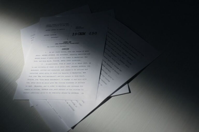 Файлы Эпштейна США полны известных имен, но не Трампа