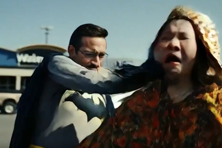 Подкастер MAGA Бенни Джонсон опубликовал видео, в котором Бэтмен избивает мужчин и женщин в сомбреросе, чтобы отпраздновать рейд на льду в Чикаго