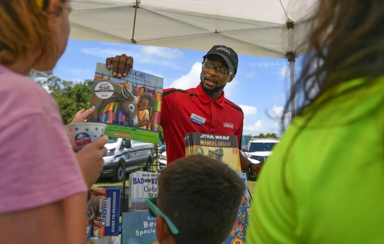 Школы округа Сент-Люси срочно нуждаются в двуязычных учителях и проводят мероприятие по найму.