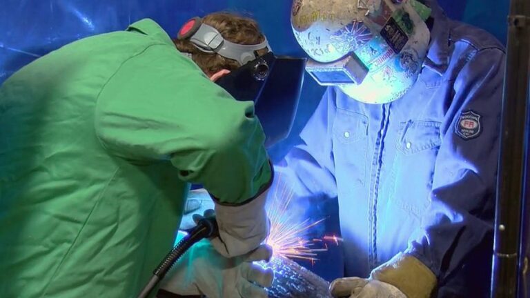 Все больше старшеклассников склоняются к торговле из-за ИИ