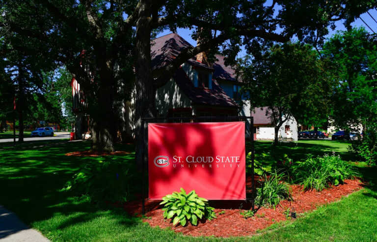 Запись в Государственный университет Сент-Клауд снижается, общая система штата Миннесота увеличивается