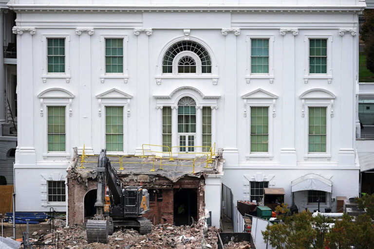 Опросы показывают, что мейнстрим США не находится на борту с бальным залом Белого дома Трампа