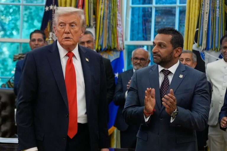 Трамп и Патель немедленно отреагировали на сообщение о том, что президент собирается уволить директора ФБР во время встречи