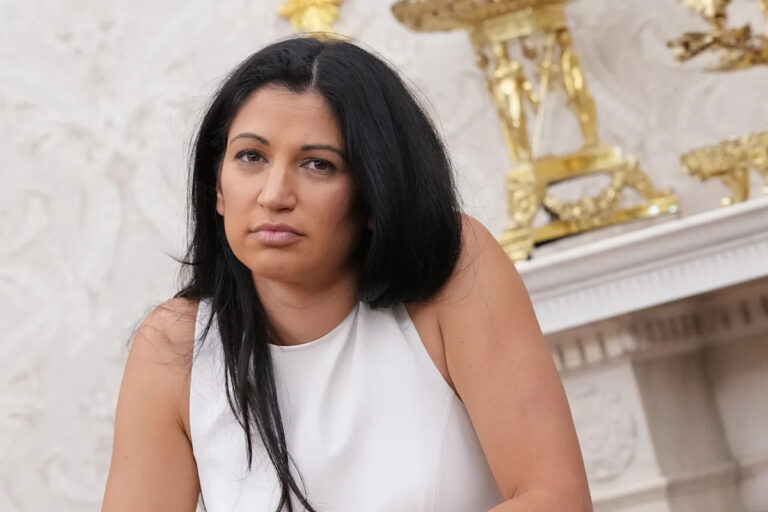 Кэти Миллер расплавилась в Ньюсоме за то, что пересмеяла «Патио» из Розового сада Трампа