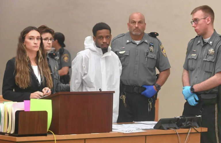 25-летний Уотербери арестован за смертельные стрельбы в доме своих родителей на Беверли-авеню, сообщает полиция.