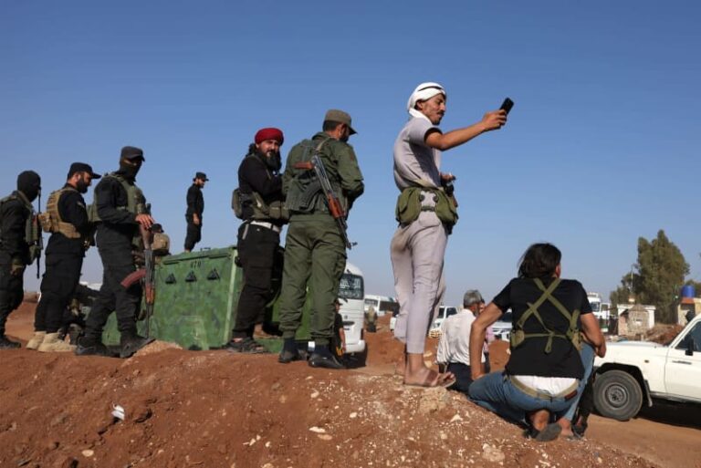 Американские и сирийские силы наносят авиаудары по складам оружия ИГИЛ, говорят американские военные