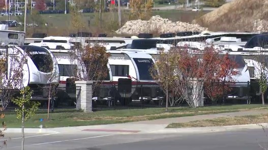 11 туристов погибли в результате пожара, взрыва в кемпинге в Канзас-Сити, штат Канзас