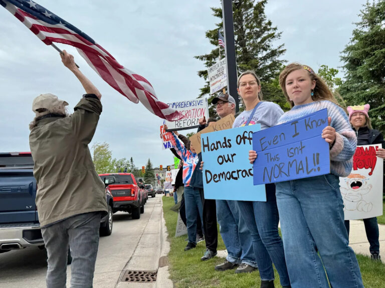Что заставляет протесты становиться насильственными? Эксперты приводят агрессивные полицейские, глубокий гнев и многое другое