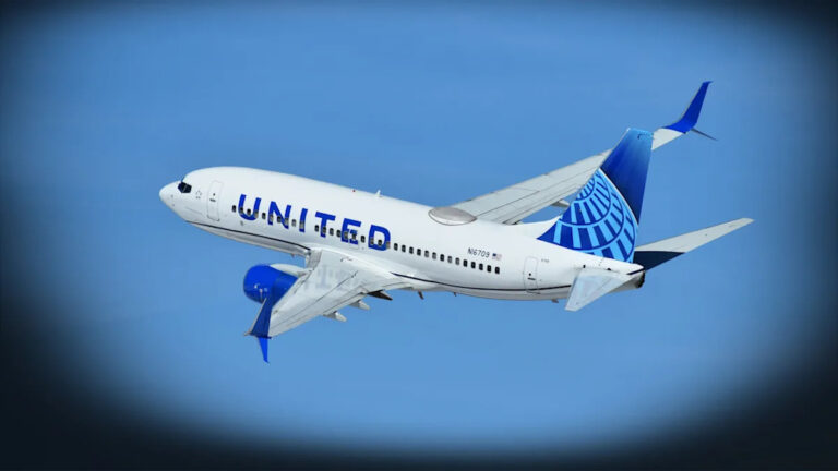 Загадка, метеорит ударил по этому пассажирскому самолету?